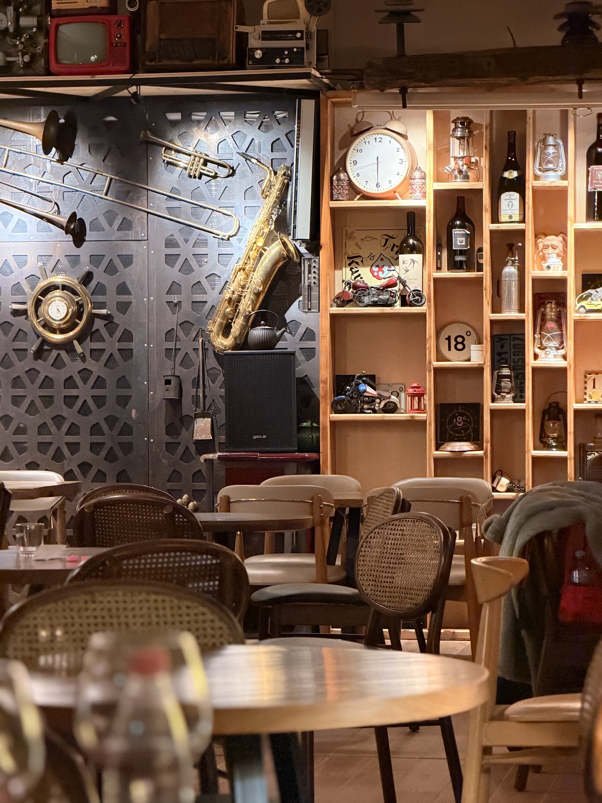 Lounge Bar 18° Grade
