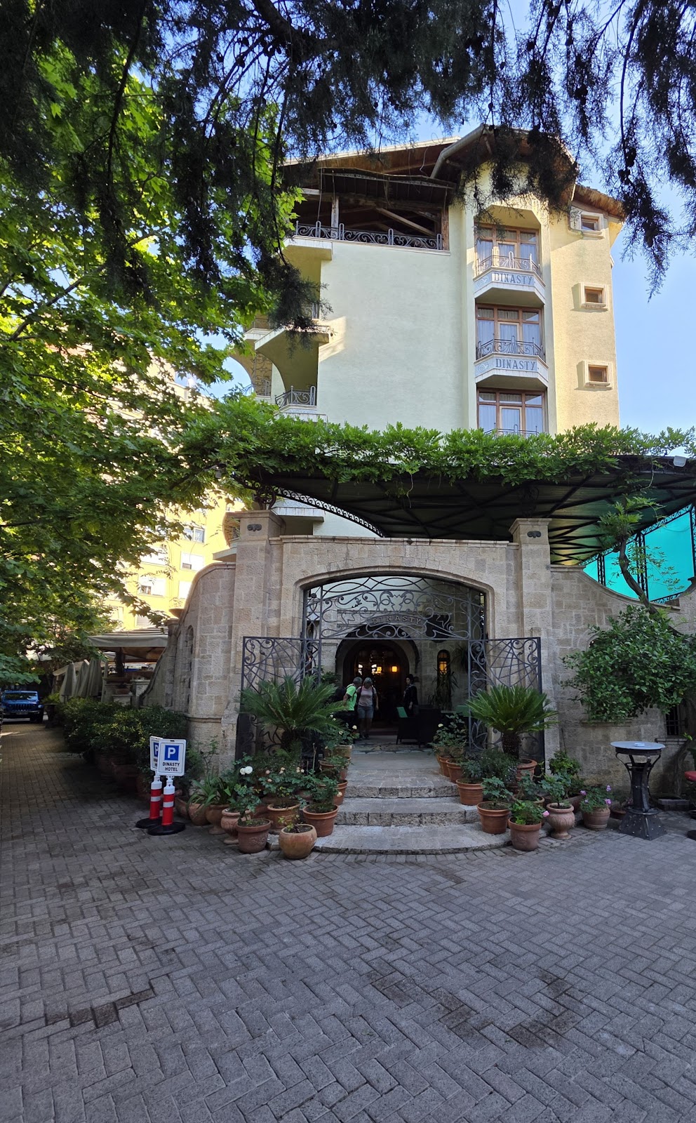 Dinasty Hotel