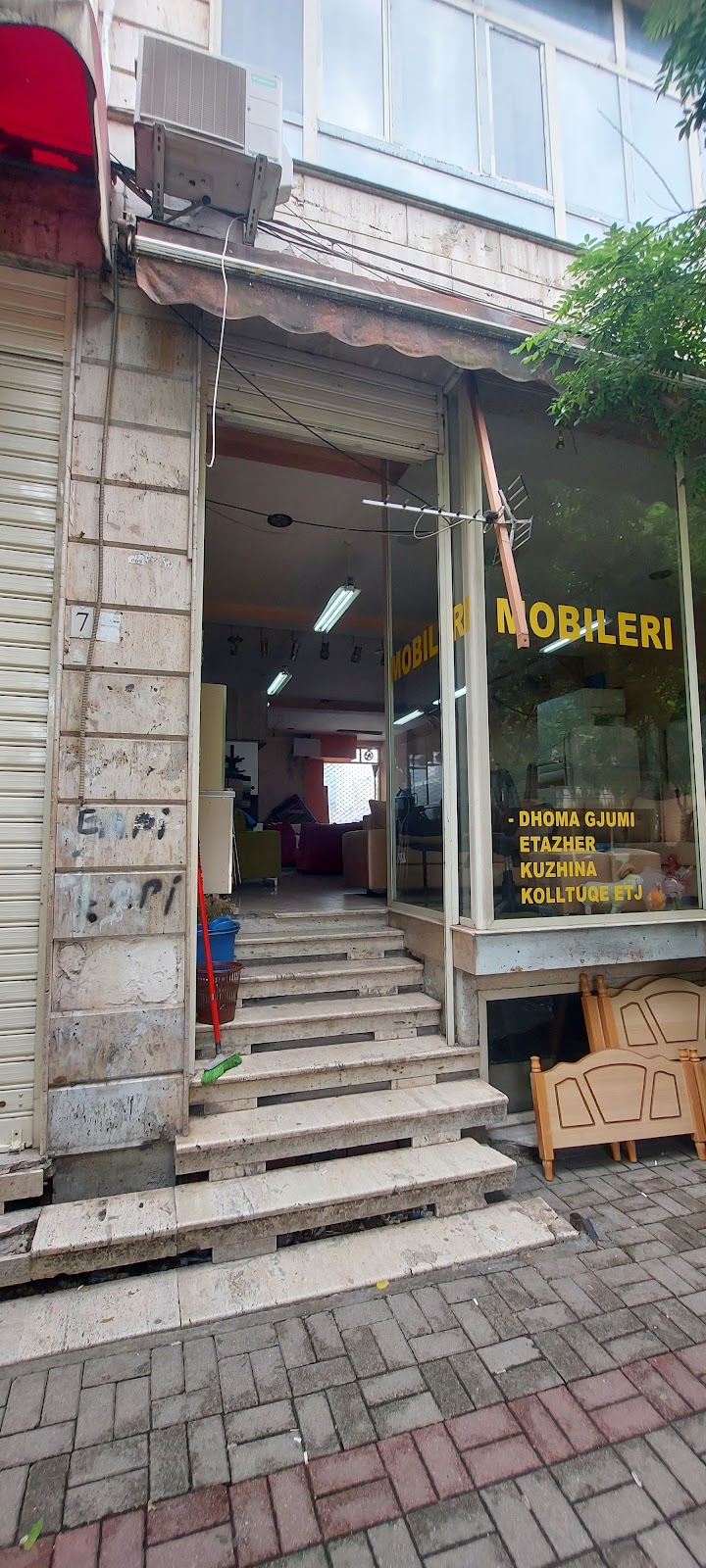 Mobilje blej shes mobilje të përdorme