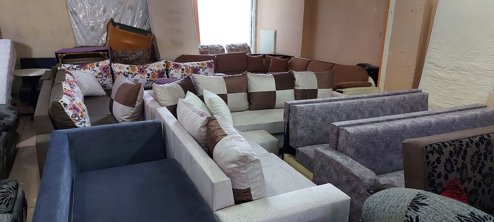 Mobilje blej shes mobilje të përdorme