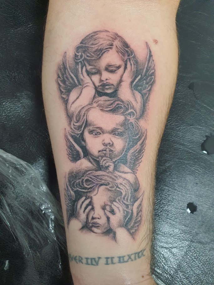Black Circle Tattoo Tirana