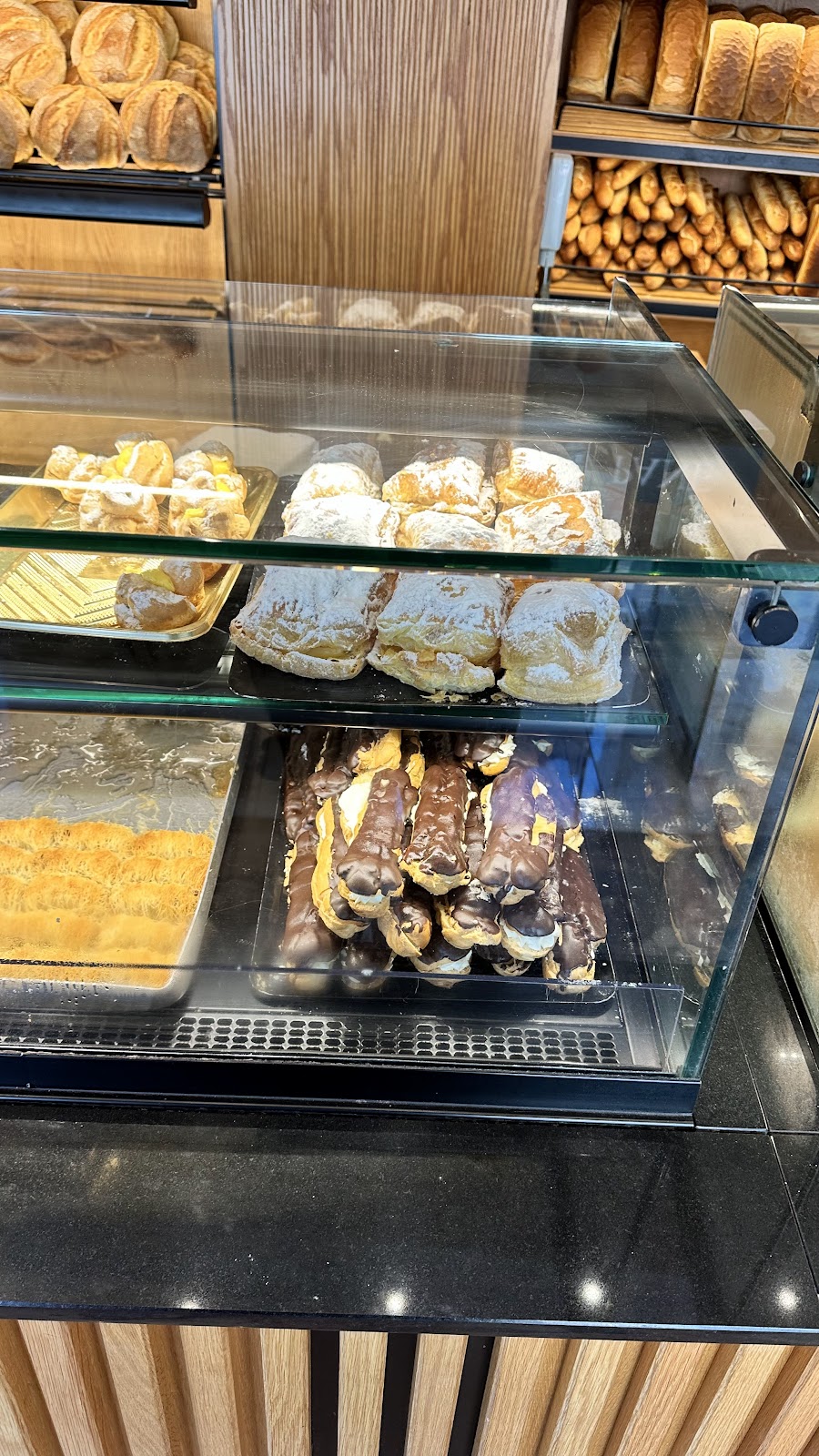 Furrë Buke & Pastiçeri Luis