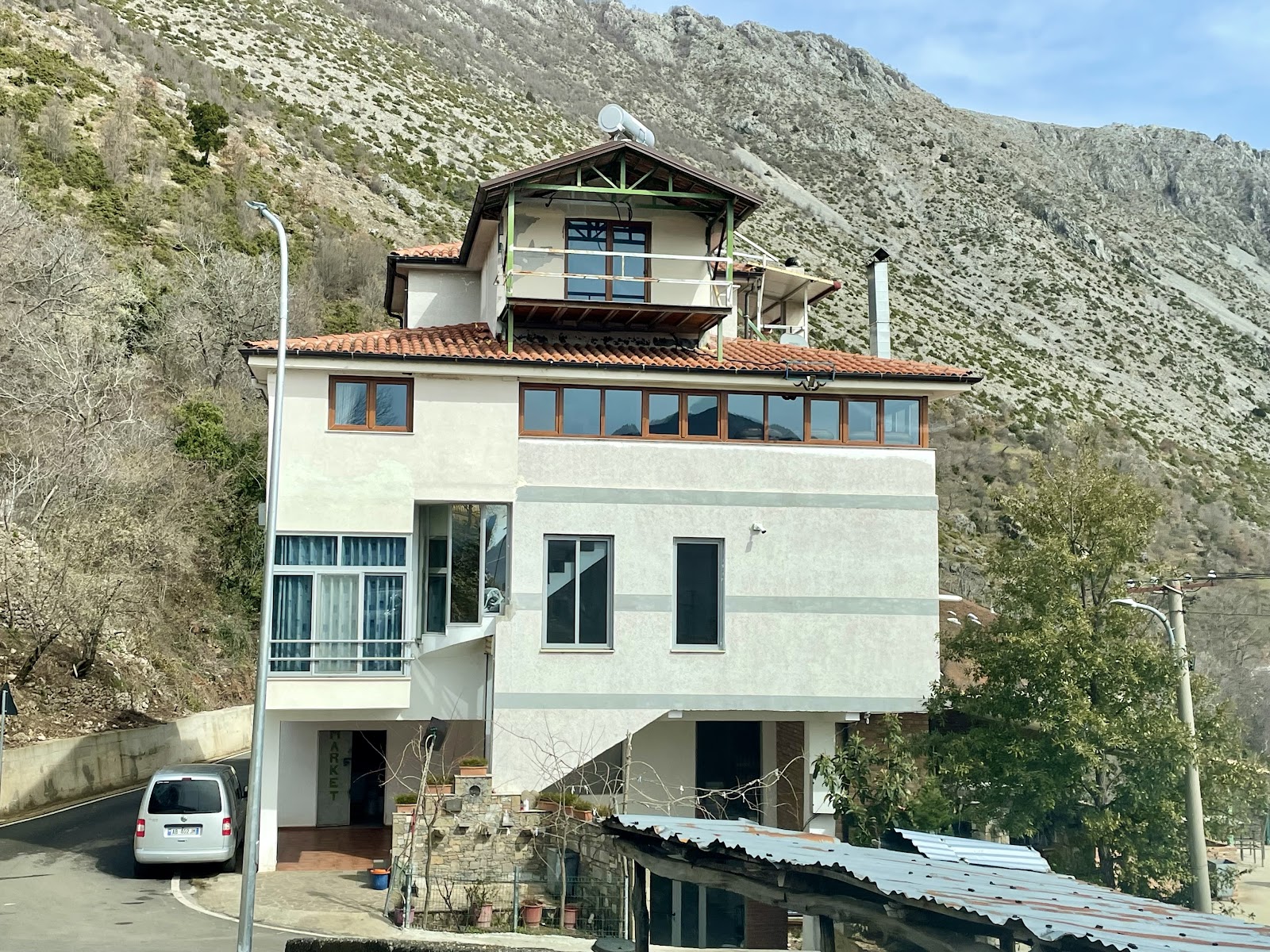 Bujtina Shën Mëria, Bar Restorant Sina