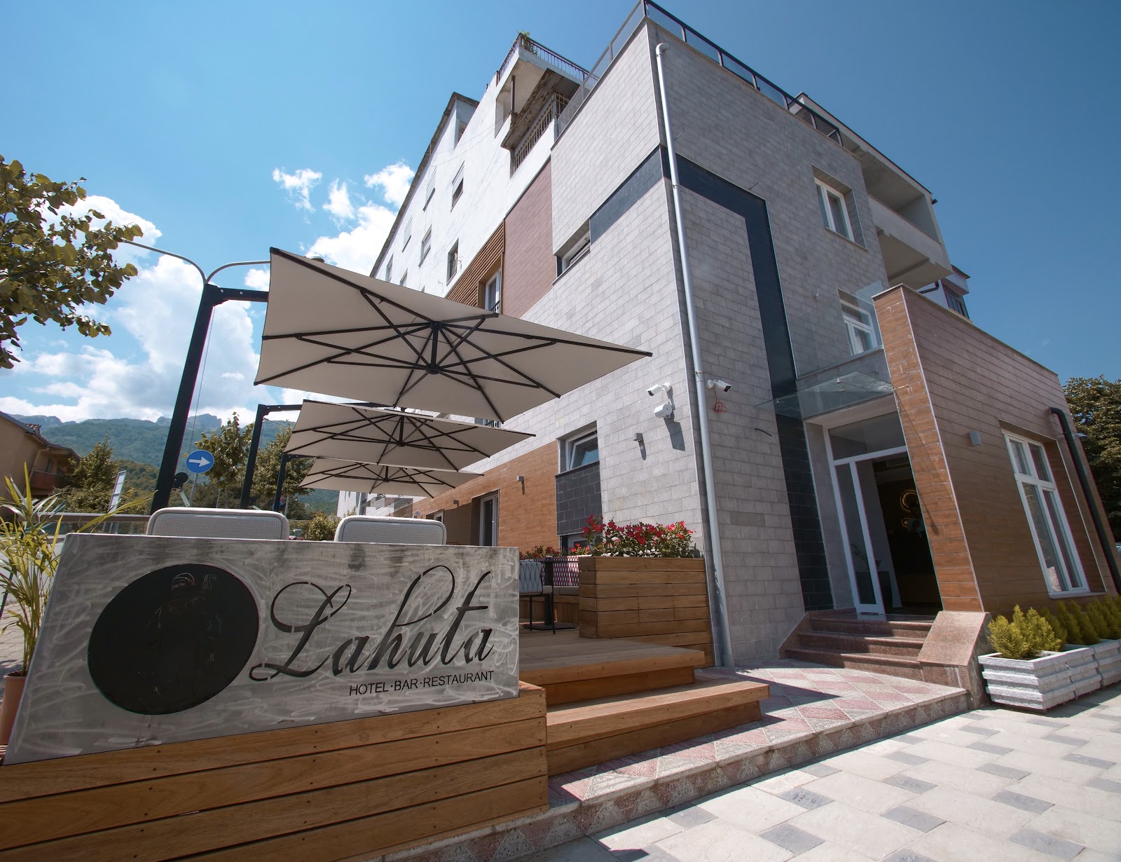 Lahuta Hotel