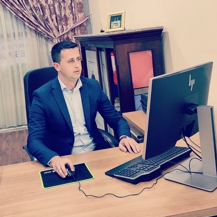 Avokat Xholi