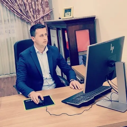Avokat Xholi