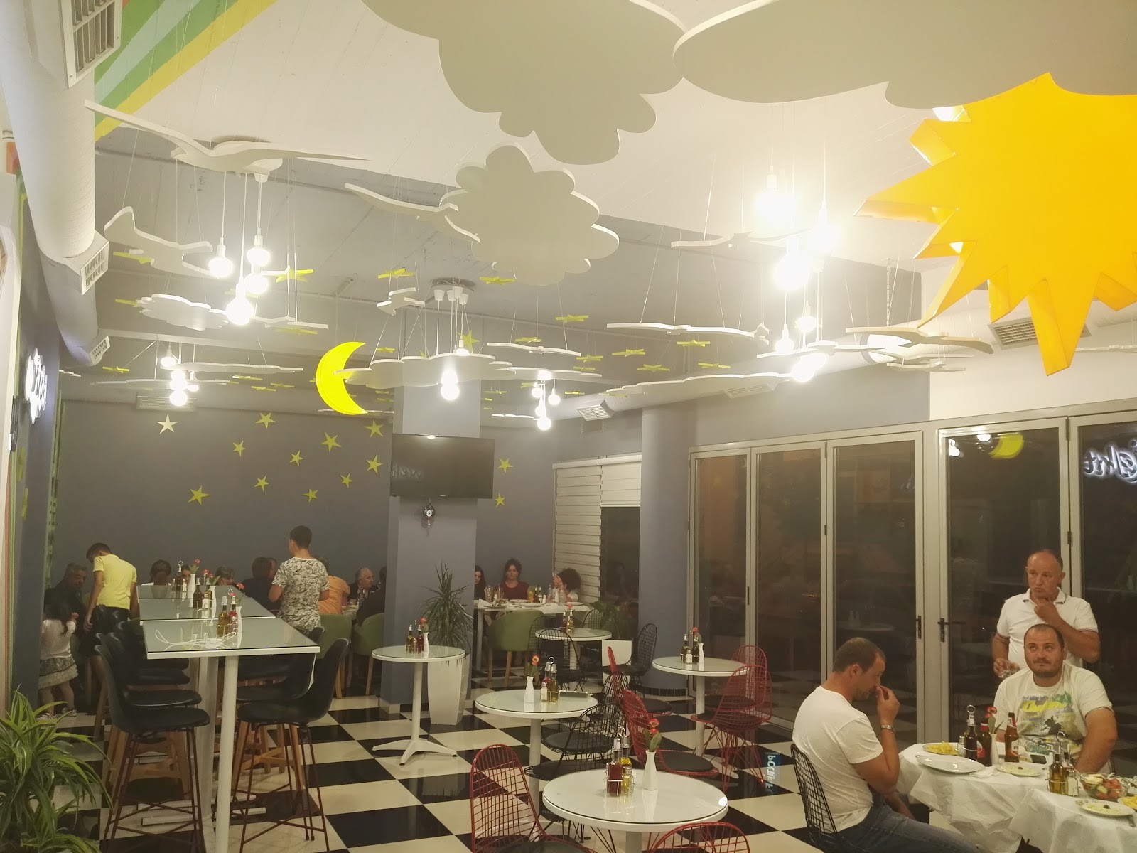 ''Day Night'' Fast Food