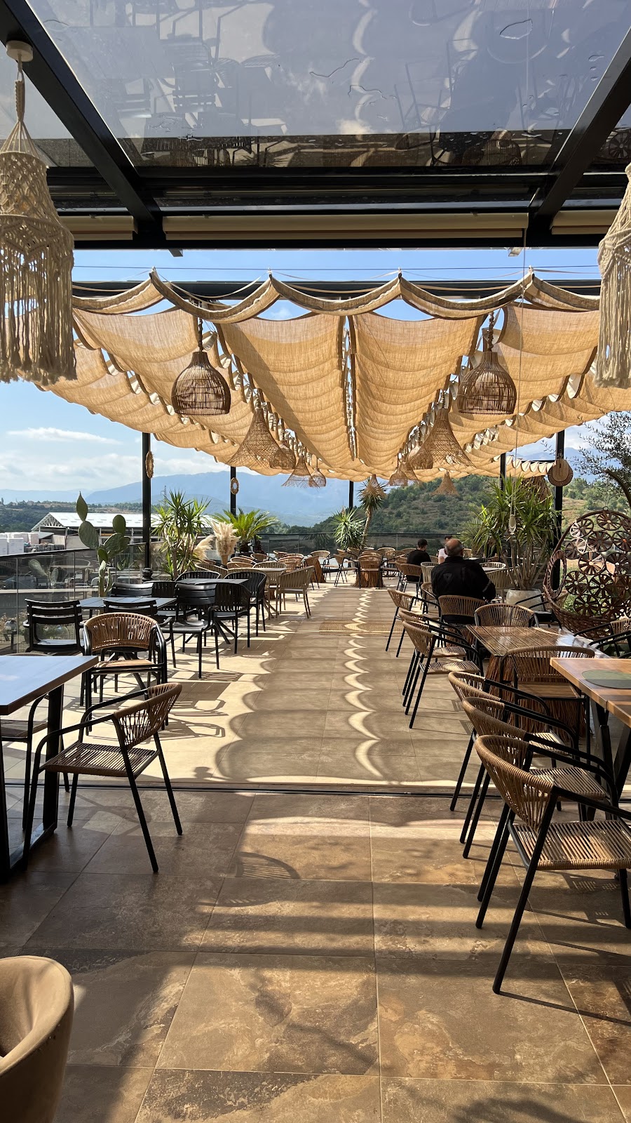 Nën Yje (Bar Restaurant)