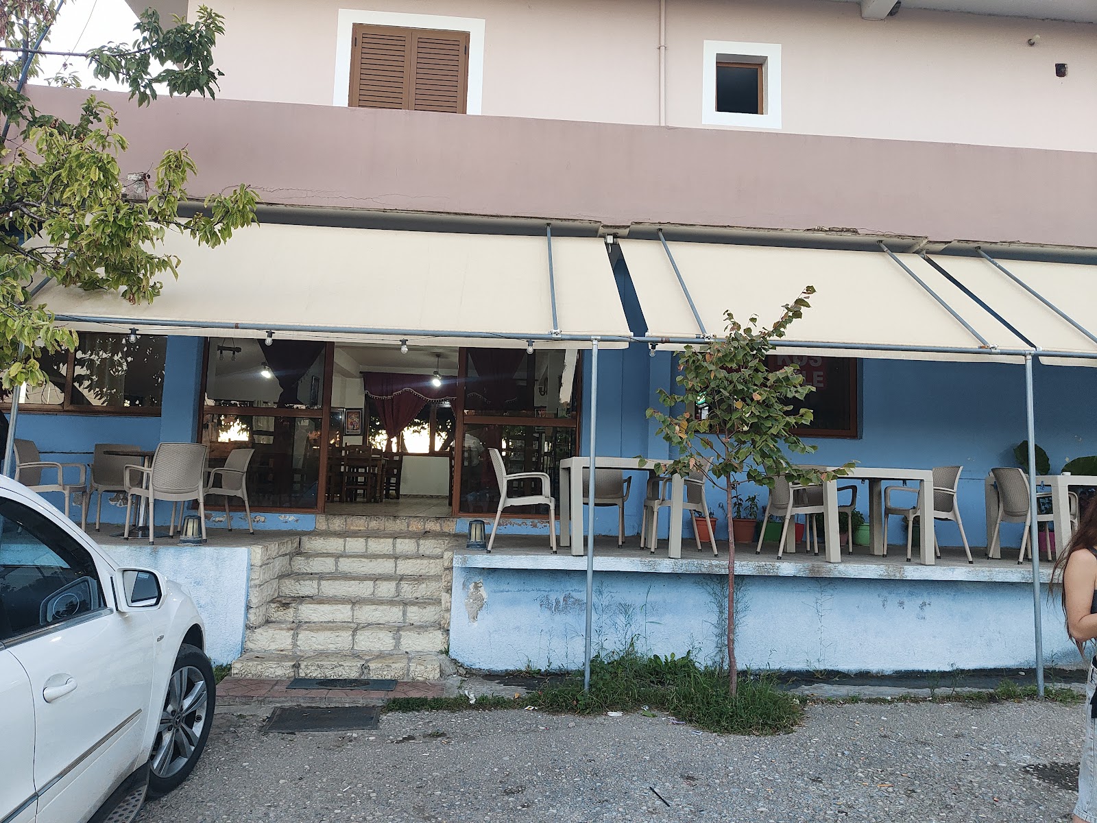 Bar Restaurant "1000 Buzëqeshje"