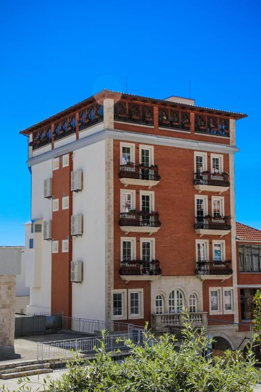 Mervin Hotel, Kruje