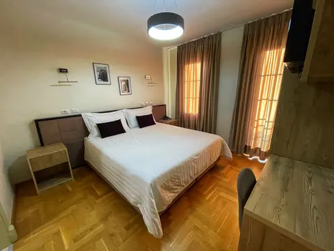 Mervin Hotel, Kruje
