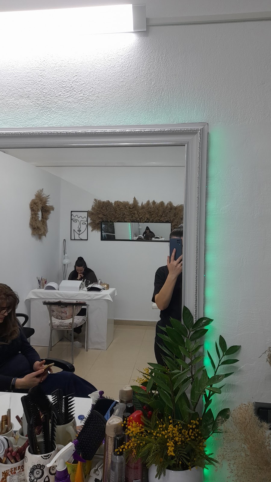 Parukeri Vana Laser (Vana Mihali) depilim me dyll/cera/wax