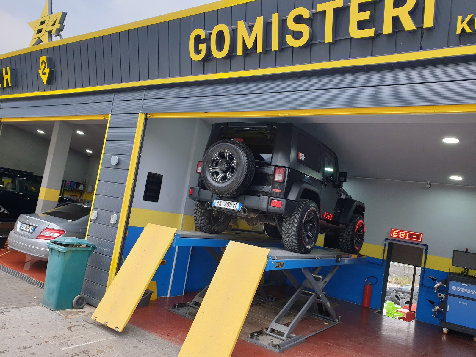 B-4 AUTO CENTER