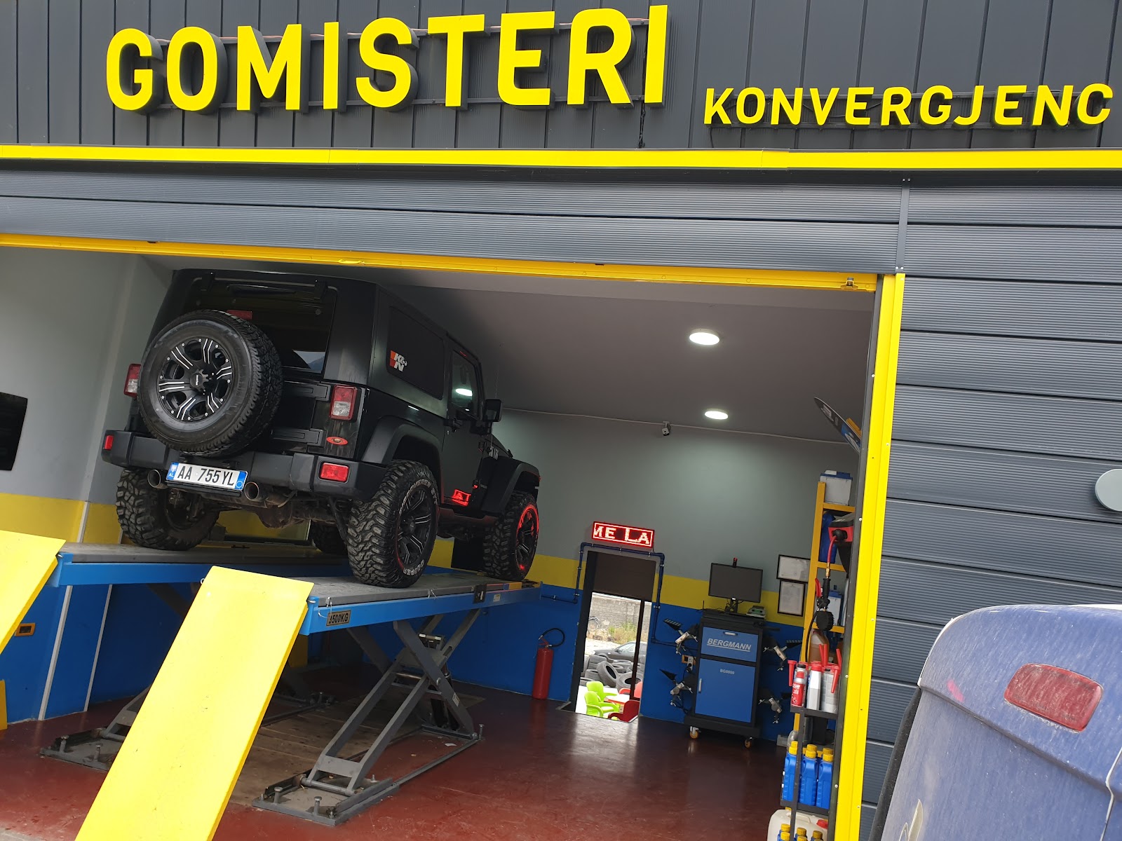 B-4 AUTO CENTER