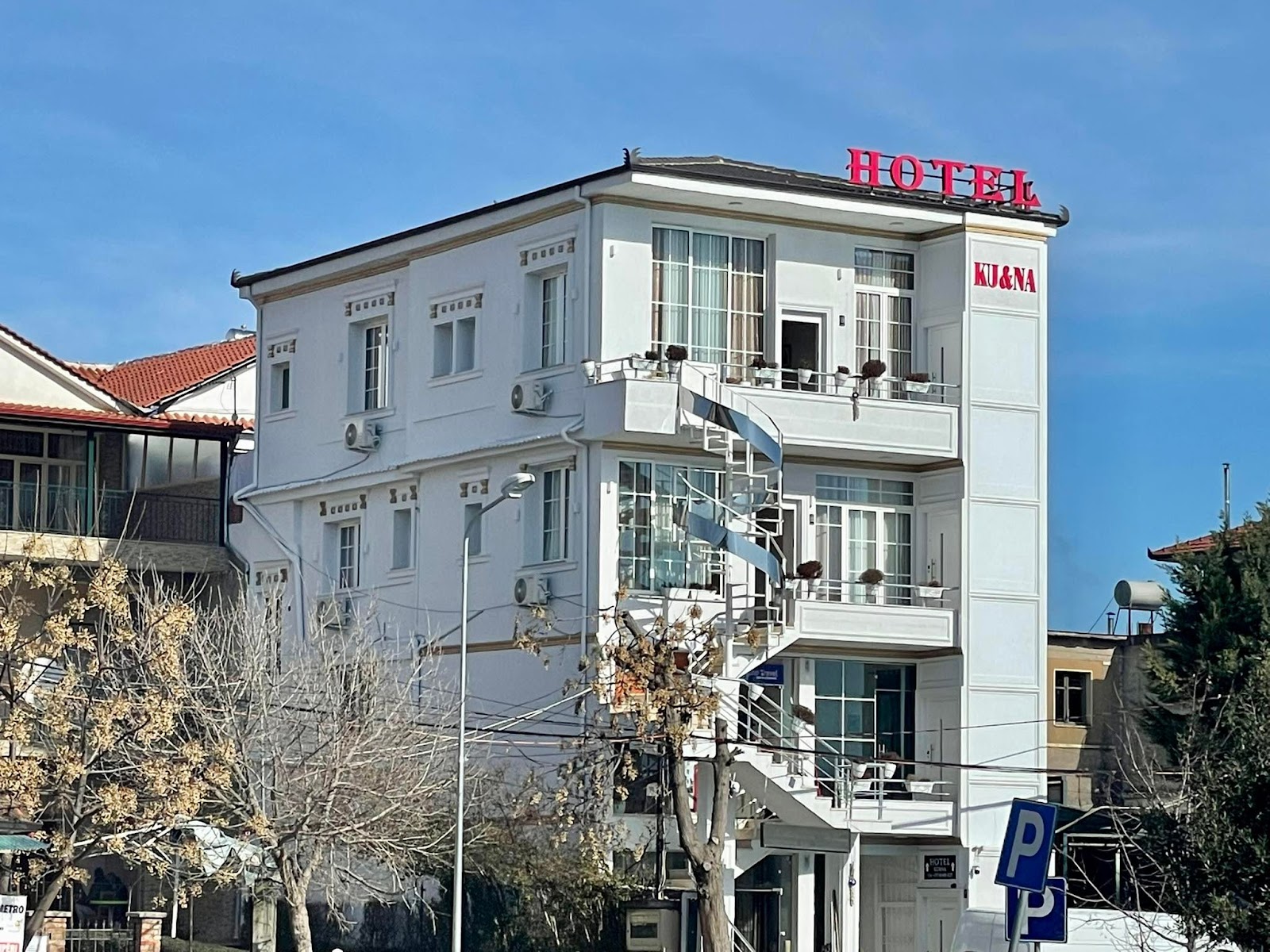 Ku&Na Hotel, Belsh