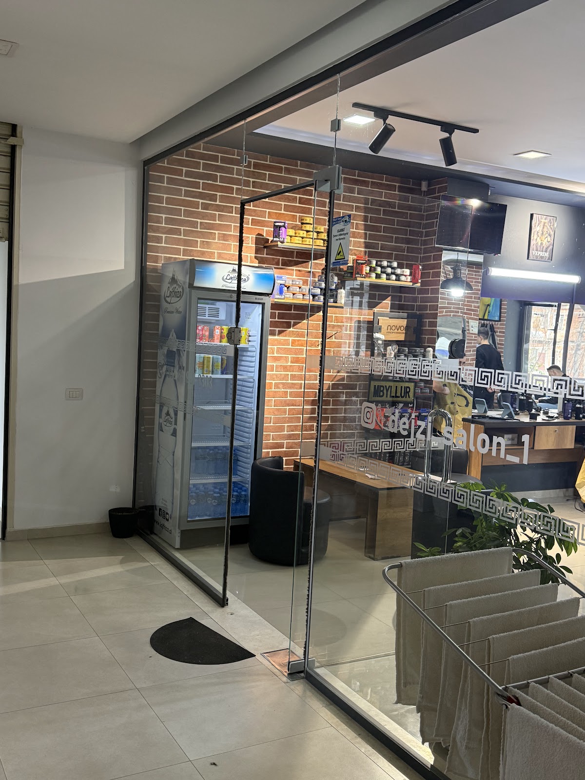 BARBER SHOP ( DEJZI’S SALON 1)