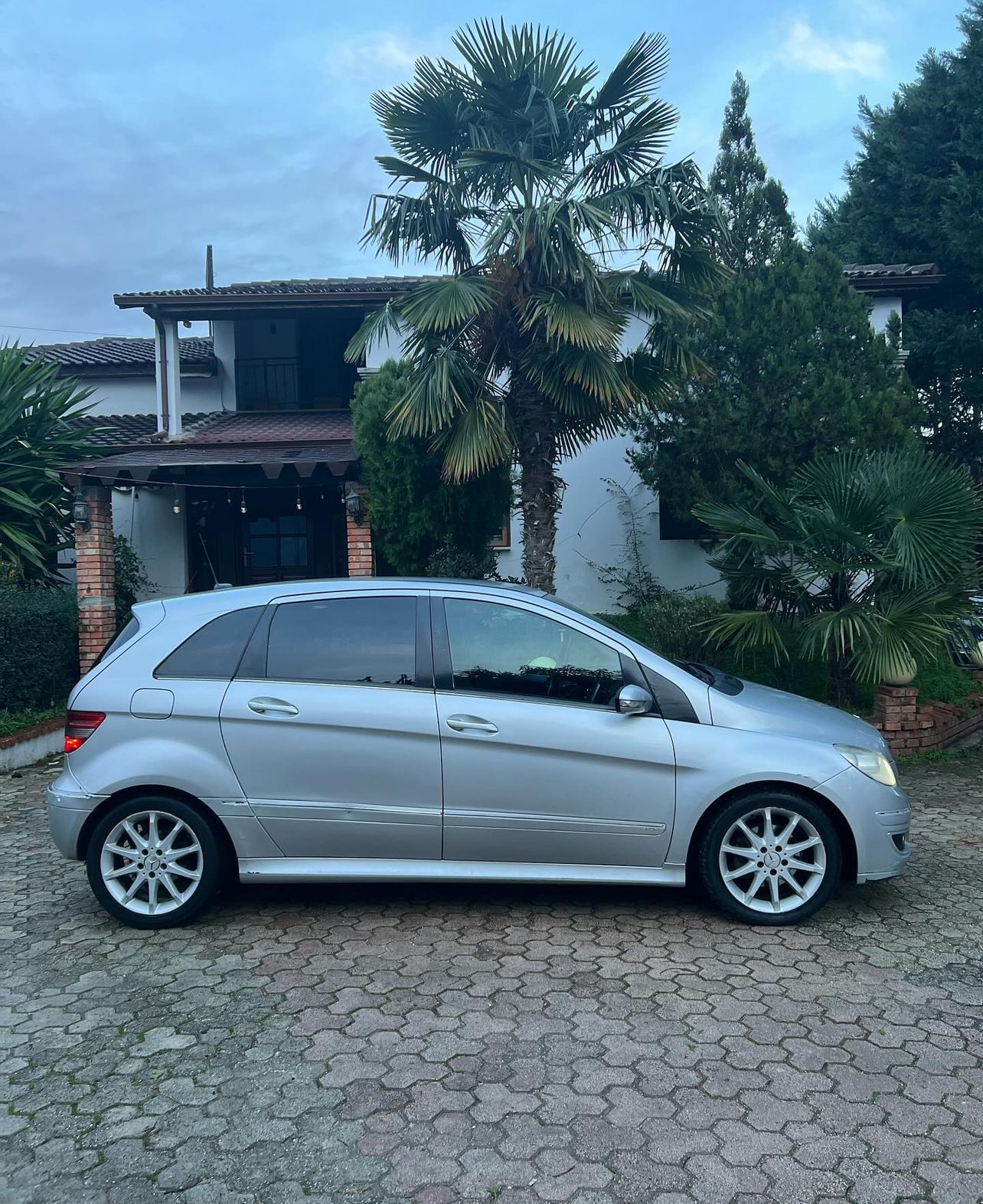 Rental Nikol Berat