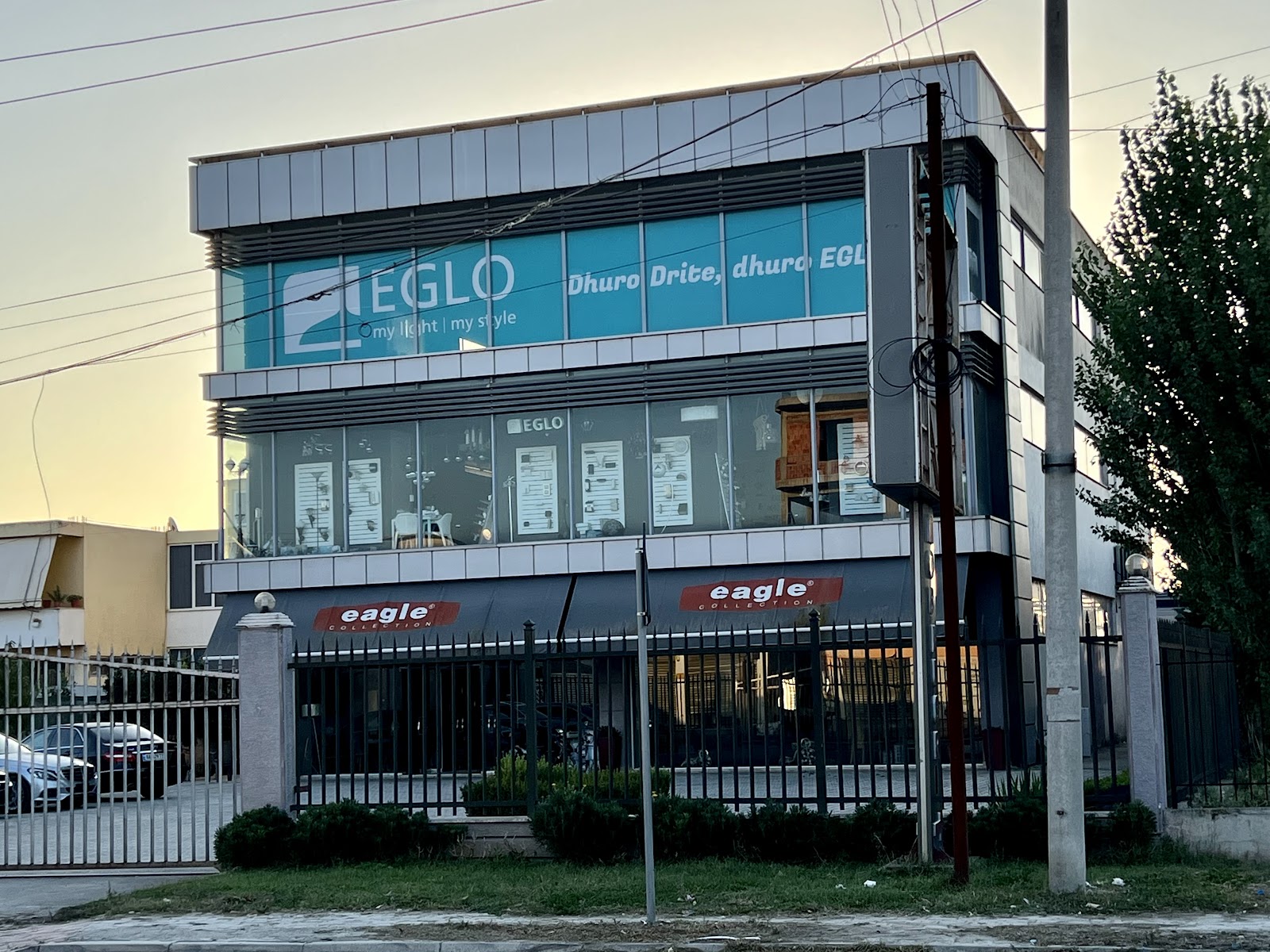 Mobileri Eagle & Ndriçues Austriakë Eglo