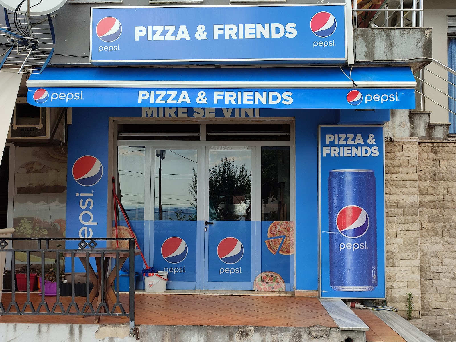 Pizza & Friends