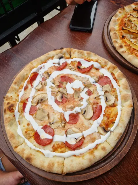 Pizza & Friends