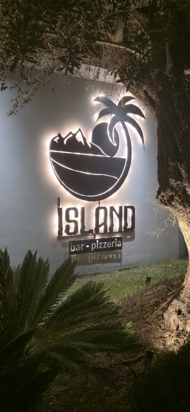 Island Lounge Bar and Pizzeria