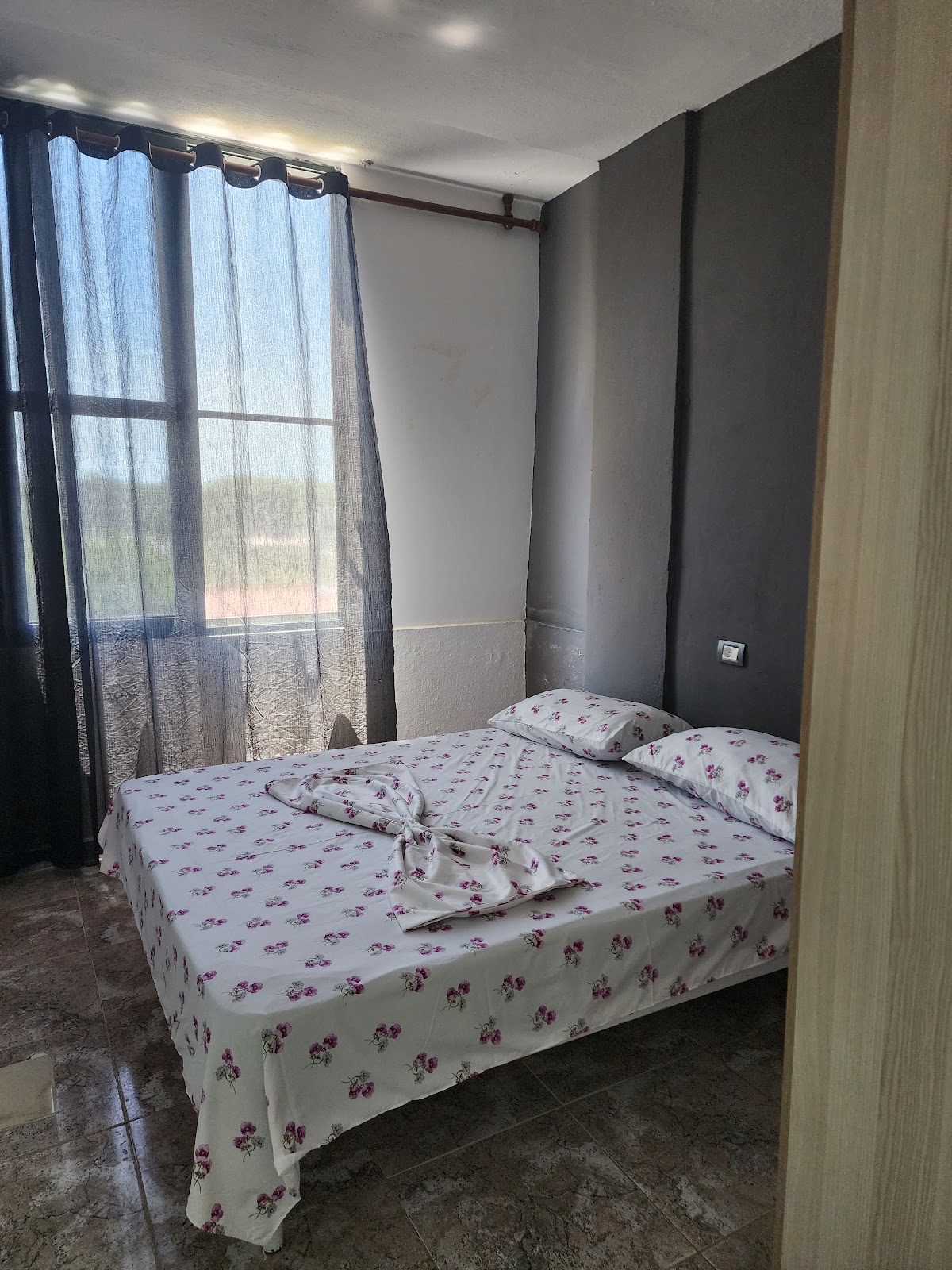 APARTAMENT/ Dhoma plazhi spille