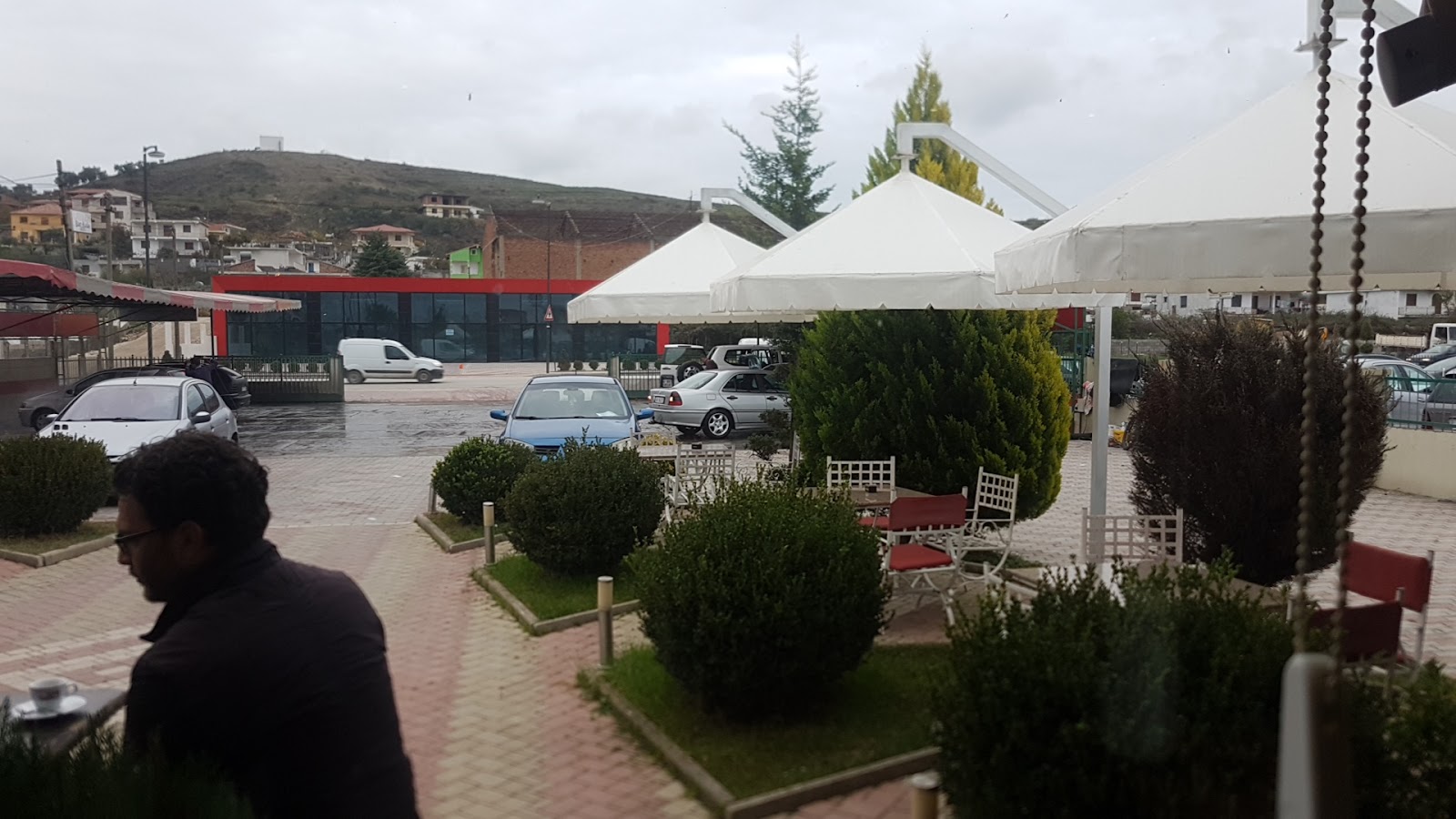 Bar Kafe, Kalçeto, Lavazh & Xhama të Zi "MERI D&D"