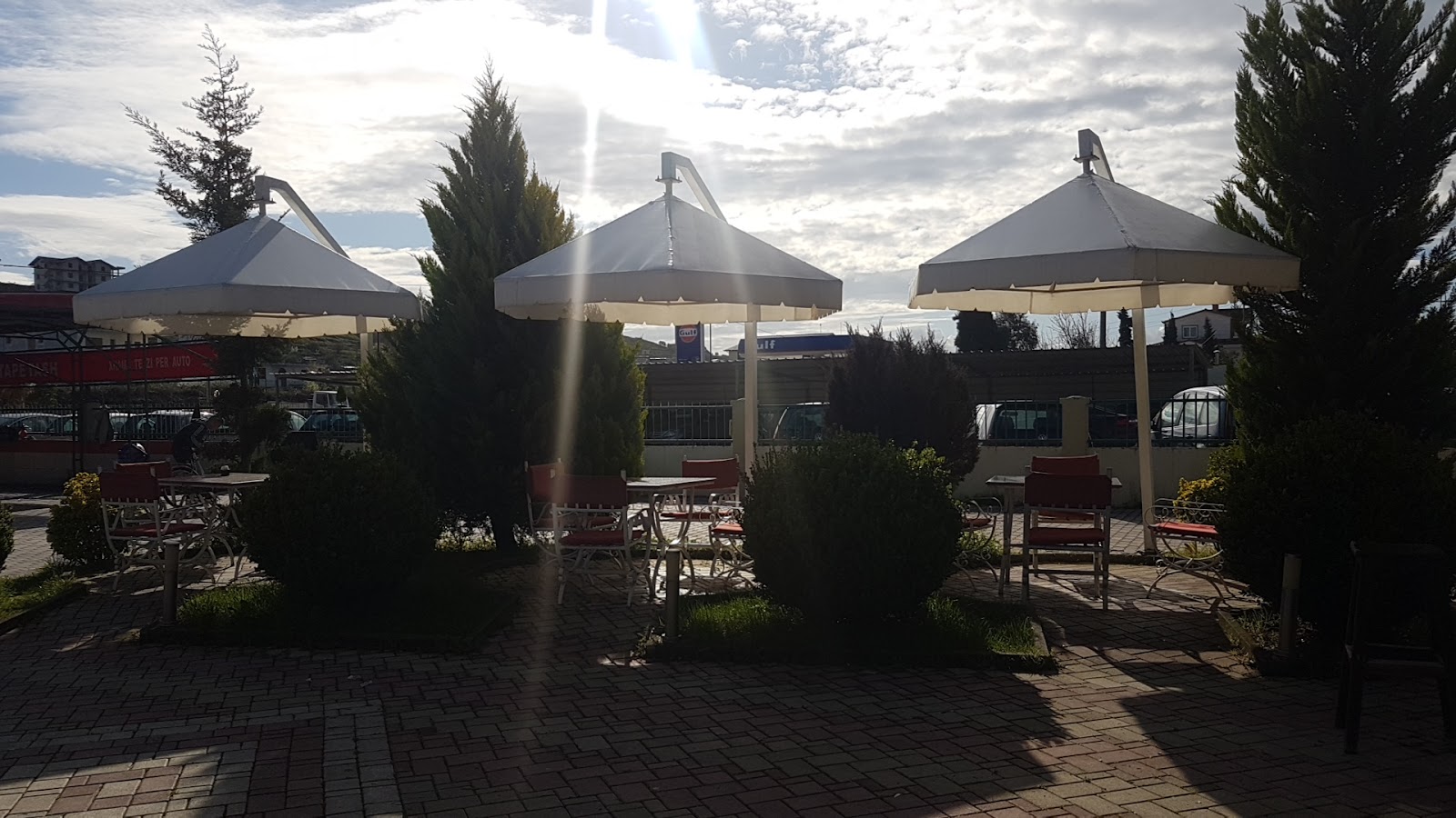Bar Kafe, Kalçeto, Lavazh & Xhama të Zi "MERI D&D"