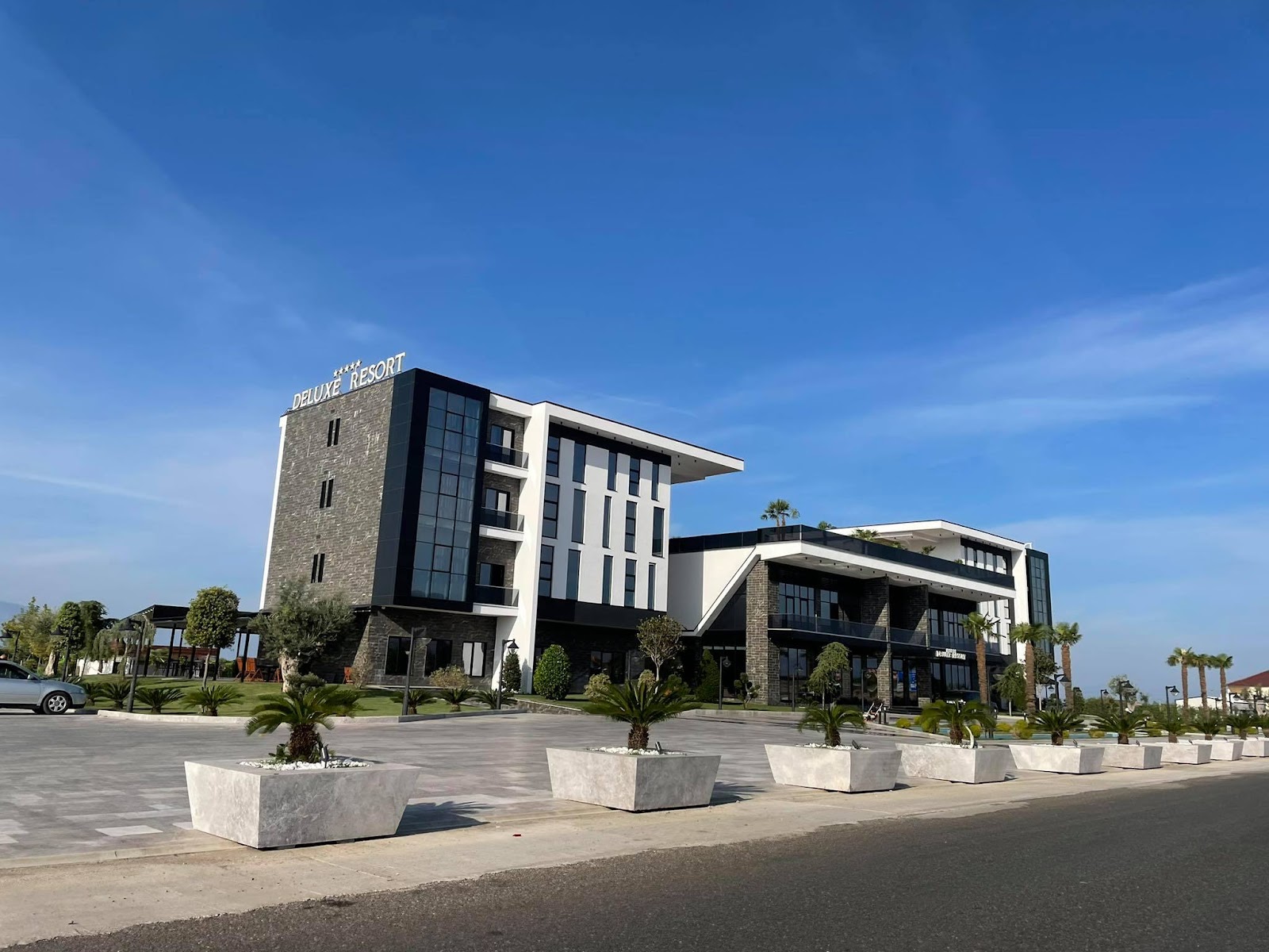 Deluxe Resort & Spa