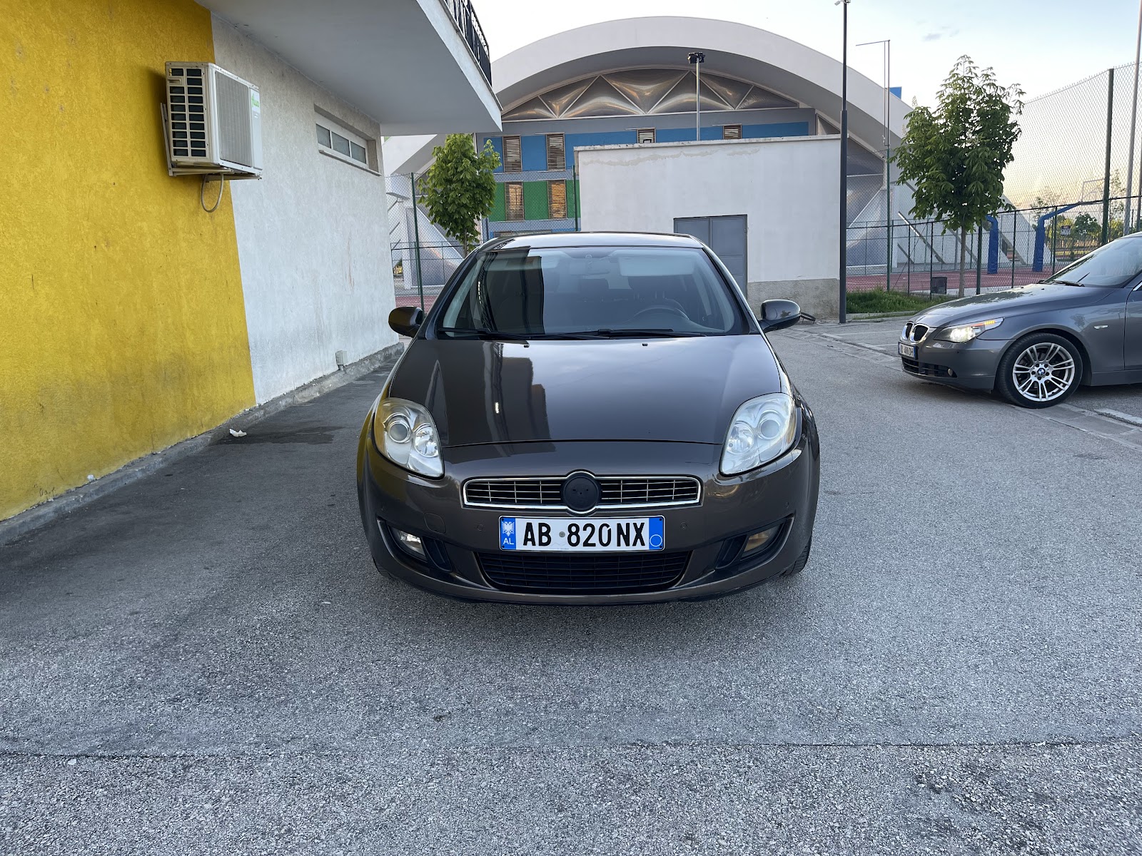 Makina me qera (Rent a car) Eiffel Korce