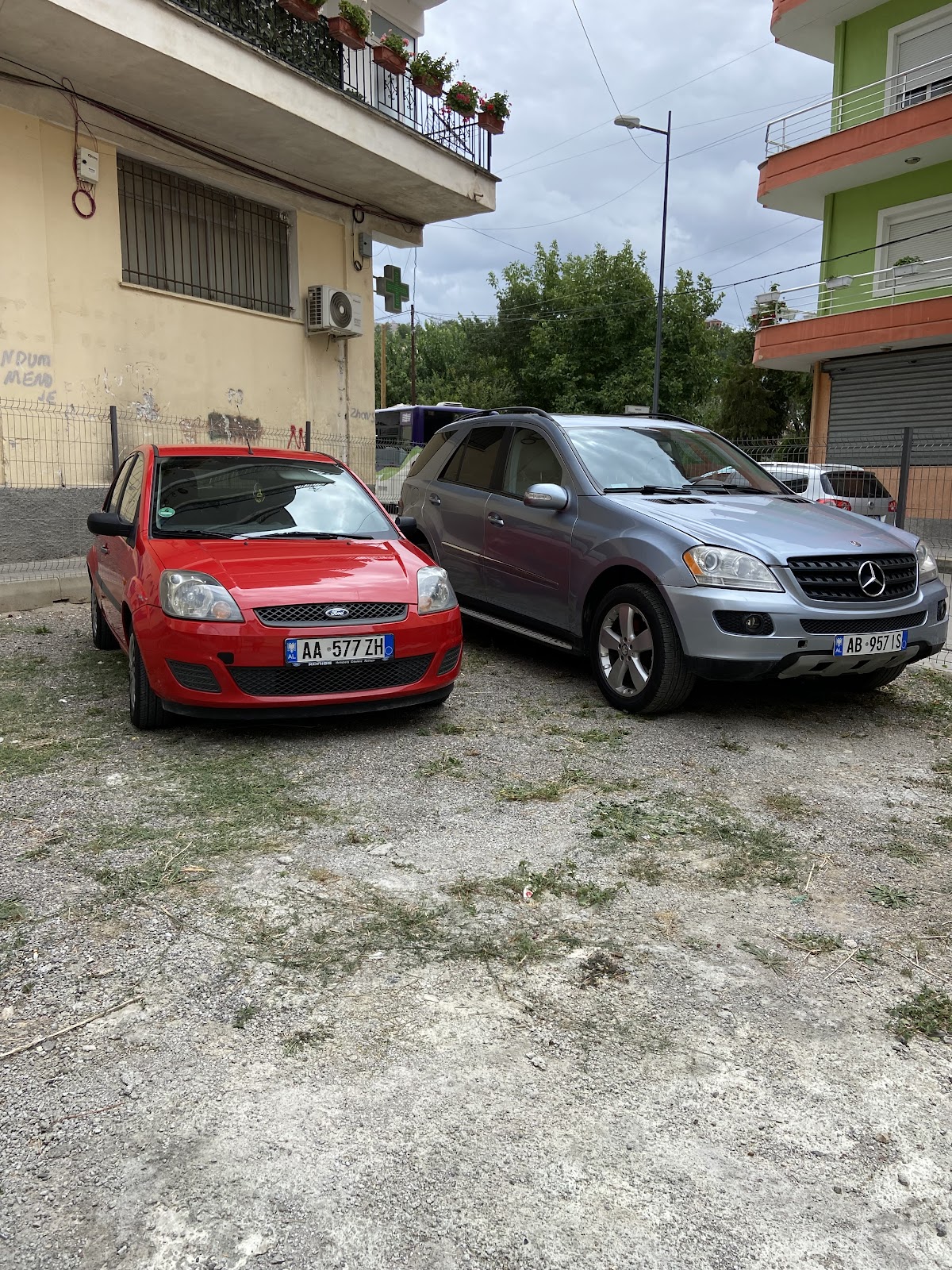 Makina me qera (Rent a car) Eiffel Korce