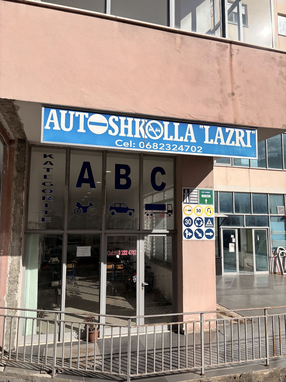 Autoshkolla Lazri