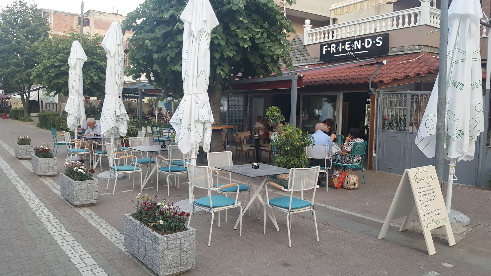 Friends Bar-Restaurant