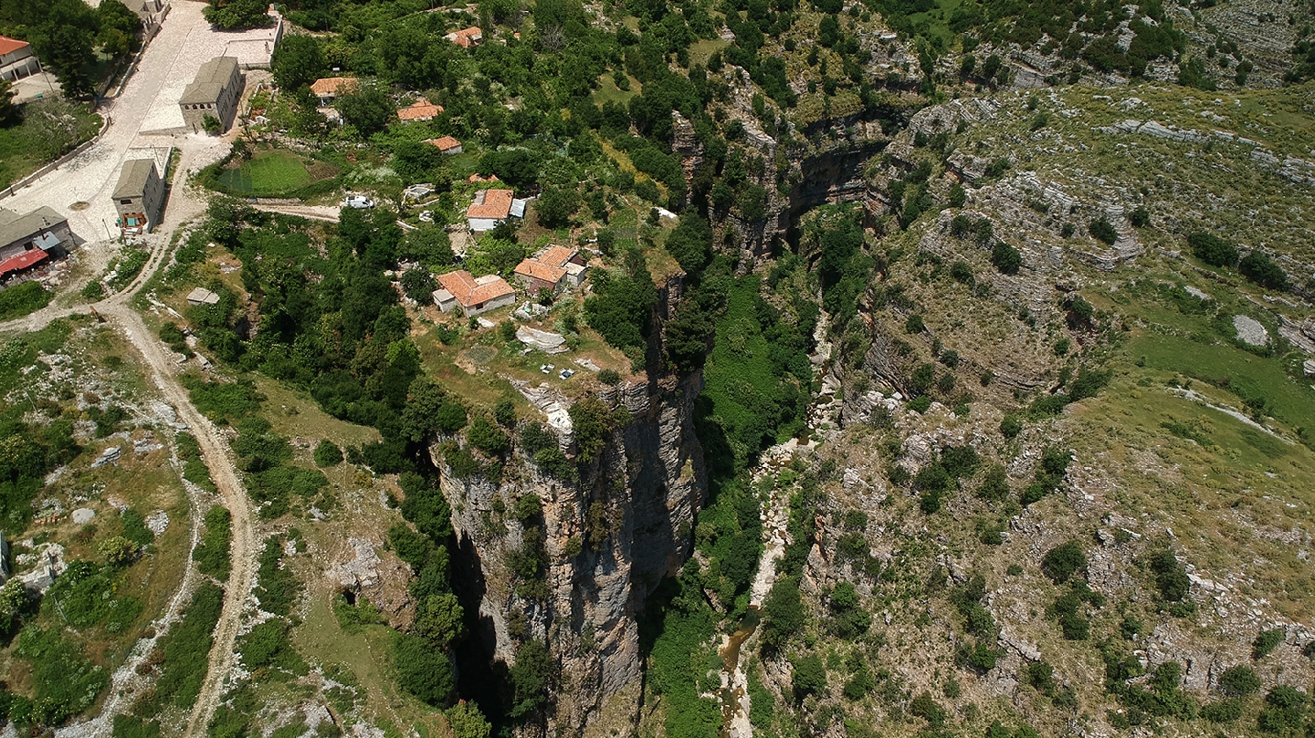 Bujtina mbi Kanion (Guesthouse on Canyon)
