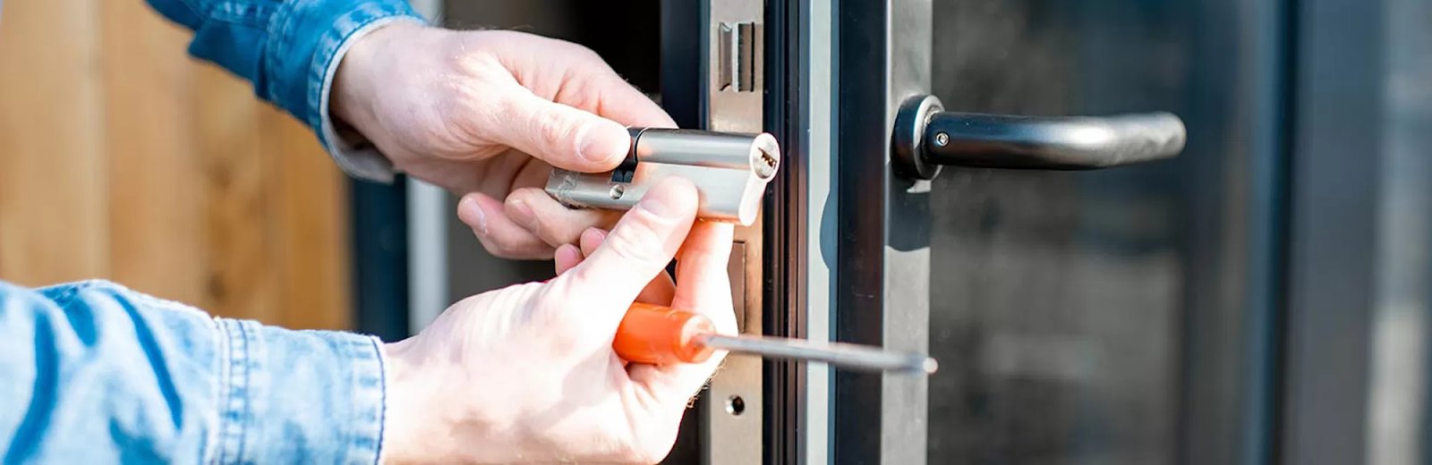 24/7 Locksmith | Hapje Dyersh të Blinduara & Ndërrim Bravash | Fabbro