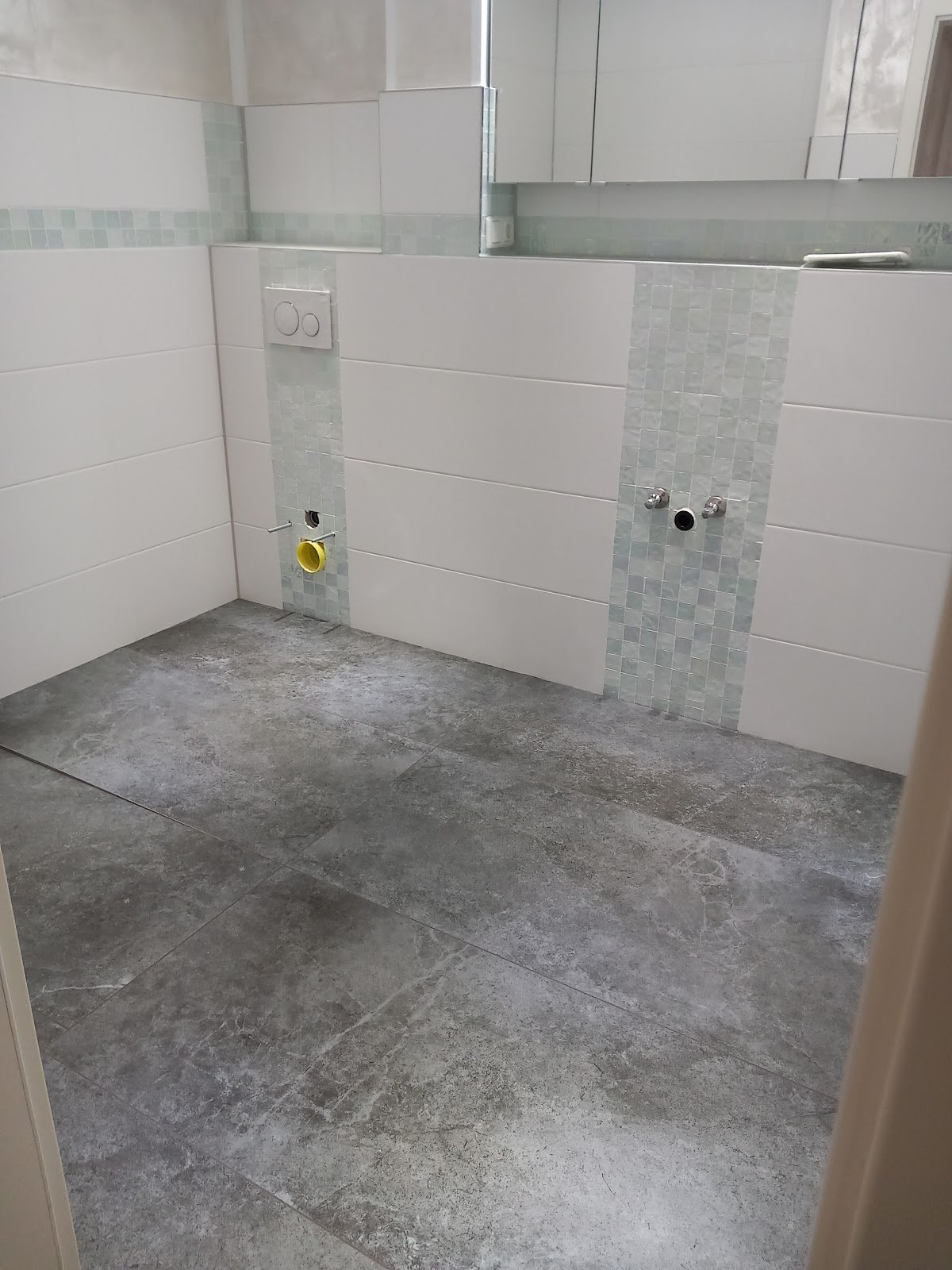 Shtrim laminati, Nivelim dyshemeje me autonivelant, Shtrim dhe veshje pllakash, Izolime banjosh dhe ballkonesh