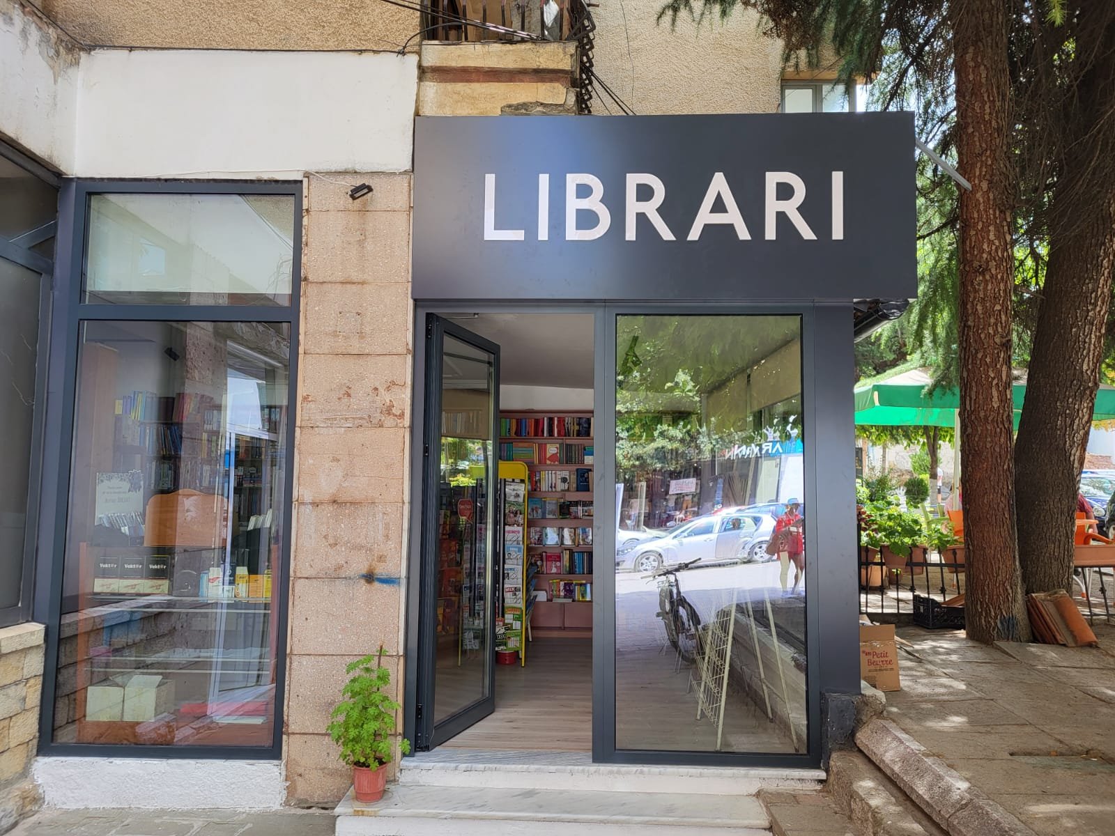 Librari Jantili & Mr.Courier