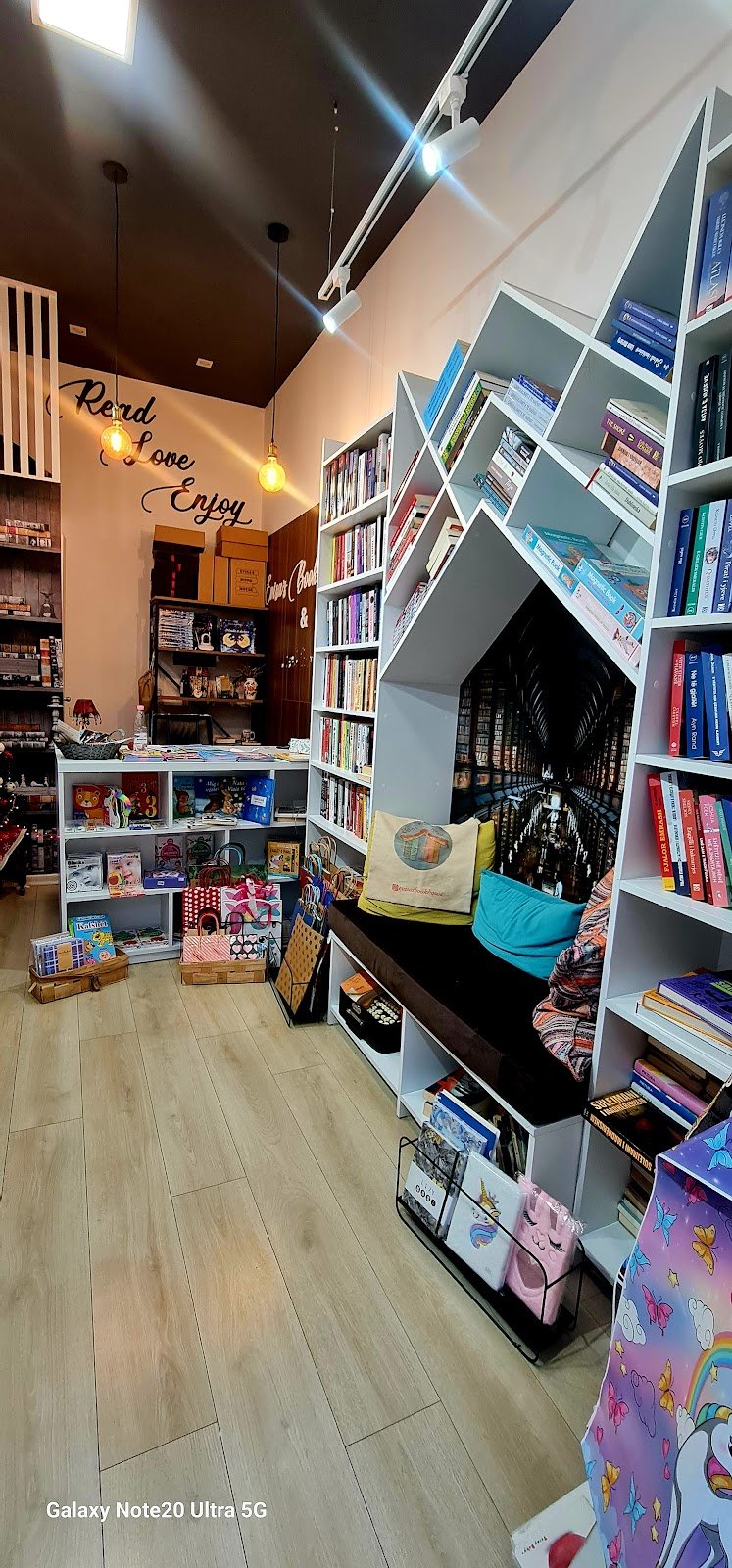 Librari Evisa's Book House,Tiranë (Libra për fëmijë dhe të rritur)